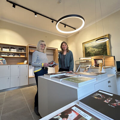 Museumsleiterin Kristin Gbler (r.) und Kassenmitarbeiterin Antje Oehmichen freuen sich ber den neu gestalteten Empfangsraum im Schloss.